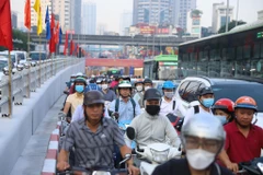 Ghi nhận tình hình giao thông ngày đầu vận hành hầm chui Lê Văn Lương