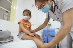 Mùa Hè là mùa của nhiều loại dịch bệnh phổ biến như cảm cúm, ho, sốt..., đặc biệt với trẻ em là đối tượng có sức đề kháng yếu và hệ miễn dịch chưa hoàn thiện. (Ảnh: Minh Quyết/TTXVN)