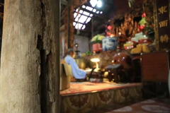 Trụ trì và các phật tử trong thôn vẫn tụng kinh niệm phật dưới mái chùa trong tình trạng có thể sập bất cứ lúc nào, nhất là vào thời điểm mưa gió lớn. (Ảnh: Hoài Nam/Vietnam+)