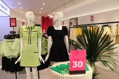 Nhiều cửa hàng thời trang tại Hà Nội bắt đầu chạy khuyến mãi nhằm phục vụ Ngày Phụ nữ Việt Nam 20/10. (Ảnh: Việt Anh/Vietnam+)