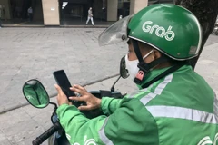 Giá xăng tăng cao ảnh hưởng đến đời sống của người dân, đặc biệt là đối với nghề taxi, lái xe công nghệ. (Ảnh: Việt Anh/Vietnam+)