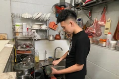 Để đối phó với 'cơn bão giá', nhiều bạn trẻ tại Hà Nội đã chọn cách mua thực phẩm về để tự nấu ăn cho tiết kiệm. (Ảnh: Ngọc Anh/Vietnam+)