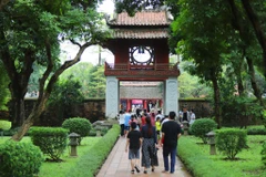 Kỳ thi tuyển sinh vào lớp 10 Hà Nội năm nay diễn ra trong 2 ngày 18 và 19/6 với ba môn Ngữ văn, Ngoại ngữ và Toán. Cụ thể, ngày 17/6, thí sinh làm thủ tục dự thi. Sáng 18/6, thí sinh thi Ngữ văn (120 phút), chiều thi Ngoại ngữ (60 phút). Sáng 19/6, thí si