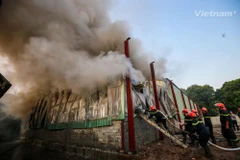 Lực lượng cảnh sát phòng cháy chữa cháy dập tắt một đám hỏa hoạn. (Ảnh: Minh Sơn/Vietnam+)
