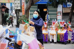 Những hộ làm nhỏ lẻ đều làm hoàn toàn thủ công nên các chi tiết đã được chuẩn bị từ mùa hè, vì làm cầu kì và tốn thời gian nên sản xuất liên tục mà không được nhiều. (Ảnh: Hoài Nam/Vietnam+)