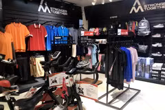 Nhiều cửa hàng thời trang thể thao đang triển khai các chương trình khuyến mãi, giảm giá nhằm thu hút khách hàng. (Ảnh: Việt Anh/Vietnam+)