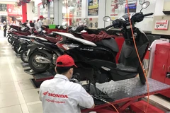 Các cửa hàng sửa chữa xe máy trên địa bàn thành phố Hà Nội chật kín xe hỏng sau trận mưa kỷ lục. (Ảnh: Việt Anh/Vietnam+)