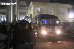 CĐV tiếc nuối chạy theo xe, chia tay cơ thủ Efren Reyes sau trận cuối. (Ảnh: Minh Anh/Vietnam+)