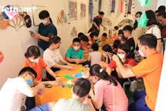 Thiếu nhi Hà Nội hào hứng trải nghiệm văn hóa Nhật Bản. (Ảnh: Hoàng Đạt/Vietnam+)