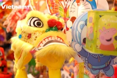 Người dân thích thú với đồ chơi truyền thống dịp Trung Thu 2022 