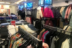 Nhiều sản phẩm quần áo Thu-Đông như áo len, áo phao... đã được các cửa hàng thời trang tại Hà Nội bày bán. (Ảnh: Việt Anh/Vietnam+)