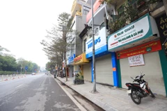 Do tình hình dịch bệnh COVID-19 đang căng thẳng nên các tuyến phố ở Hà Nội vắng vẻ như trong dịp Tết Nguyên đán.(Ảnh: Hoài Nam/Vietnam+)