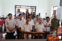 Các bị cáo trong phiên xét xử ngày 8/8. (Ảnh: Nguyễn Văn Cảnh/TTXVN)