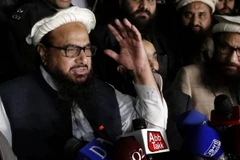 Hafiz Saeed (trái) trả lời phỏng vấn báo chí ở Lahore, Pakistan ngày 30/1. (Nguồn: AFP/TTXVN)