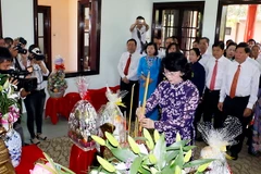Phó Chủ tịch nước Đặng Thị Ngọc Thịnh dâng hương tại Khu tưởng niệm cố Thủ tướng Chính phủ Võ Văn Kiệt. (Ảnh: Phạm Minh Tuấn/TTXVN)