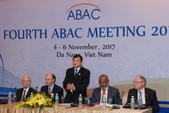 Ông Hoàng Văn Dũng, Chủ tịch ABAC 2017 (giữa), chủ trì buổi họp báo. Ảnh: TTXVN