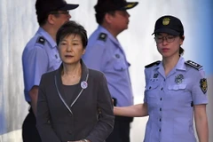 Bà Park Geun-Hye (phía trước) được đưa tới Tòa án Quận trung tâm Seoul ngày 7/8. (Nguồn: AFP/TTXVN)