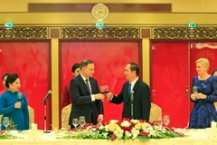Chủ tịch nước Trần Đại Quang và Phu nhân cùng Tổng thống Cộng hòa Ba Lan Andrzej Duda và Phu nhân nâng cốc. (Ảnh: Nhan Sáng/TTXVN)