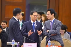 Thứ trưởng Thường trực Bộ Ngoại giao Bùi Thanh Sơn, Phó Chủ tịch Ủy ban Quốc gia APEC 2017, Chủ tịch Hội nghị các Quan chức Cao cấp (SOM) APEC 2017 (giữa) trao đổi với các đại biểu bên lề hội nghị. (Ảnh: TTXVN)