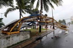 Cổng chào lớn bằng sắt trên đường Võ Nguyên Giáp bị gió quật đổ. (Ảnh: Trần Lê Lâm/TTXVN)