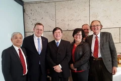 Thủ hiến bang Thüringen, ông Bodo Ramelow (đứng thứ hai từ trái qua) tiếp Tham tán Công sứ thương mại Việt Nam tại Đức, Đại sứ Nguyễn Hữu Tráng. (Ảnh: Anh Đức/Vietnam+)