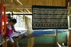 Dệt thổ cẩm tại một hộ dân trong bản Pa Xa Lào. (Ảnh: Phan Tuấn Anh/TTXVN)