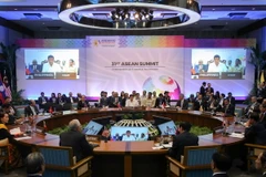 Thủ tướng Nguyễn Xuân Phúc (thứ 4, theo chiều kim đồng hồ) và lãnh đạo các nước ASEAN tại Lễ khai mạc Hội nghị cấp cao ASEAN ở Manila ngày 13/11. (Nguồn: AFP/TTXVN)