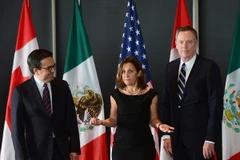 Ngoại trưởng Australia Chrystia Freeland, Ngoại trưởng Mexico Ildefonso Guajardo Villarreal và Đại diện thương mại Mỹ Robert Lighthizer tại vòng đàm phán ở Ottawa (Canada) ngày 27/9. (Nguồn: AP/TTXVN)