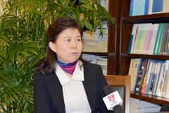 Giáo sư Lưu Anh trả lời phỏng vấn. (Ảnh: Lương Anh Tuấn/TTXVN)