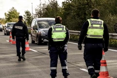 Cảnh sát Pháp kiểm tra an ninh tại khu vực Camphin-en-Pevele, miền bắc Pháp ngày 6/10. (Nguồn: AFP/TTXVN)