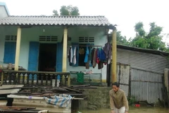Người dân xã Hải Hòa, huyện Hải Lăng, Quảng Trị dọn dẹp đồ đạc chờ nước rút. Ảnh: Thanh Thủy-TTXVN)