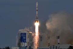 Tên lửa Soyuz-2.1b mang theo vệ tinh khí tượng Meteor-M 2-1 rời bệ phóng tại sân bay vũ trụ Vostochny, ngoại ô Uglegorsk, Nga ngày 28/11. (Nguồn: AFP/TTXVN)
