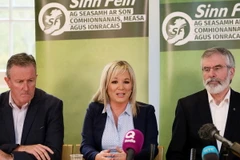 (Từ trái sang): Đàm phán viên của Sin Fein Conor Murphy, Lãnh đạo Sin Fein Michelle O'Neill và Chủ tịch Sin Fein Gerry Adams trong cuộc họp báo tại Stormont, thủ phủ Belfast ngày 1/11. (Nguồn: AFP/ TTXVN)
