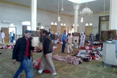 Thi thể các nạn nhân tại hiện trường vụ đánh bom đền thờ Al Rawda ngày 24/11. (Nguồn: AFP/ TTXVN)