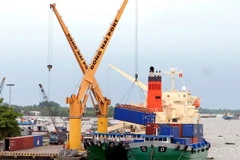 Bốc xếp hàng hóa tại cảng Long Bình Tân, Đồng Nai. (Ảnh: Danh Lam/TTXVN)