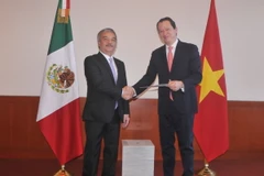 Đại sứ Nguyễn Hoài Dương trình bảo sao Thư ủy nhiệm của Chủ tịch nước Trần Đại Quang cho Tổng Vụ trưởng Vụ Lễ tân Bộ Ngoại giao Mexico Carlos Lara Armienta. (Ảnh: Việt Hùng/Vietnam+)