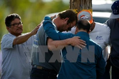 Người dân Mỹ bày tỏ sự chia sẻ cảm thông với gia đình các nạn nhân sau vụ xả súng tại thành phố San Bernardino. (Nguồn: THX/TTXVN)