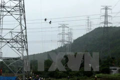 Kéo dây điện trên địa bàn huyện Hoành Bồ, tỉnh Quảng Ninh. (Ảnh: Ngọc Hà/TTXVN)