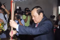 Lãnh đạo TP.HCM dâng hương Chủ tịch Hồ Chí Minh và Tôn Đức Thắng