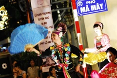 Biểu diễn chầu văn ở phố cổ Hà Nội. (Ảnh: Minh Đức/TTXVN)