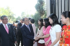 Chủ tịch Quốc hội Nguyễn Sinh Hùng thăm Đại sứ quán Việt Nam tại Hoa Kỳ. (Ảnh: Nhan Sáng/TTXVN) 