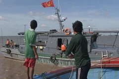 Bộ đội Biên phòng tỉnh Tiền Giang đã cứu hộ tàu cá an toàn. (Ảnh: Công Trí/Vietnam+)