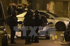 Cảnh sát đặc nhiệm Pháp làm nhiệm vụ tại hiện trường một vụ tấn công khủng bố ở Bichat, trung tâm Paris ngày 13/11. (Ảnh: AFP/TTXVN)