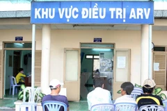 Bệnh nhân HIV đến tư vấn và khám để điều trị ARV. (Ảnh: Phương Vy/TTXVN)