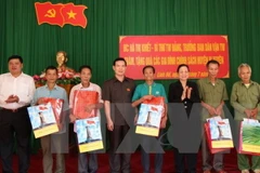 Trưởng ban Dân vận Trung ương Hà Thị Khiết cùng lãnh đạo tỉnh Hà Giang trao tặng quà cho 5 hộ gia đình chính sách ở Hà Giang. (Ảnh: Minh Tâm/TTXVN)