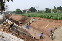 Kiên cố hóa kênh mương. (Ảnh minh họa: Anh Tuấn/TTXVN)