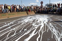 Nông dân Pháp đổ sữa xuống đường ở Lyon. (Nguồn: AFP)