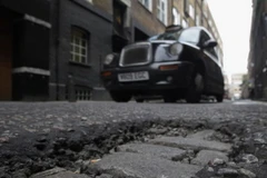 Anh chế tạo thiết bị phán đoán nguy cơ xuất hiện ổ gà trên đường