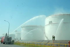 Phun vòi rồng chữa cháy. (Ảnh: Sỹ Thắng/TTXVN)