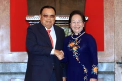 Phó Chủ tịch nước Nguyễn Thị Doan đón Phó Chủ tịch nước Lào Bounnhang Vorachith. (Ảnh: An Đăng/TTXVN ) 